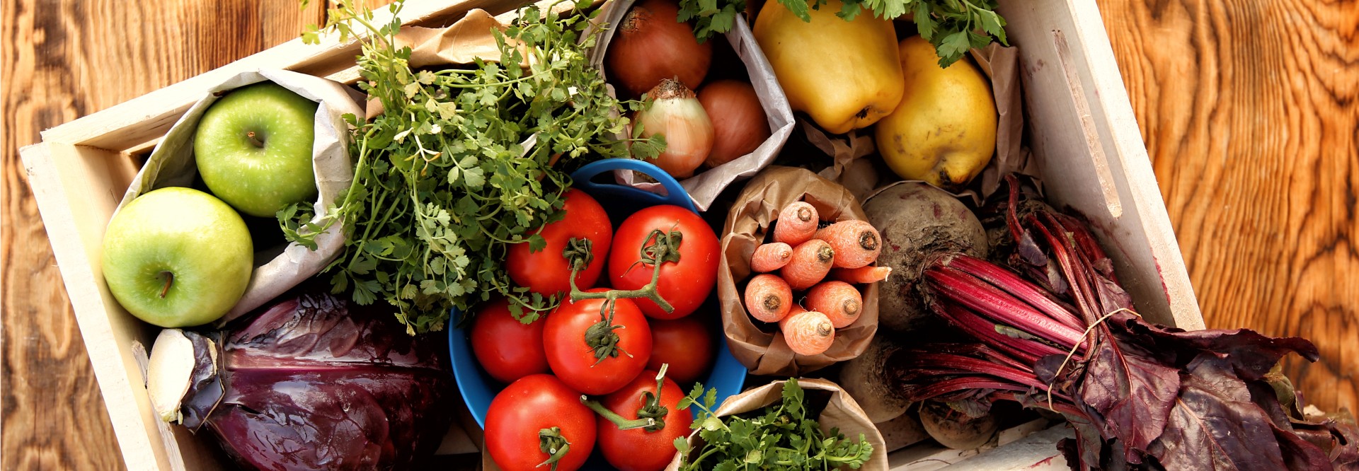 Holzkiste mit Obst und Gemüse